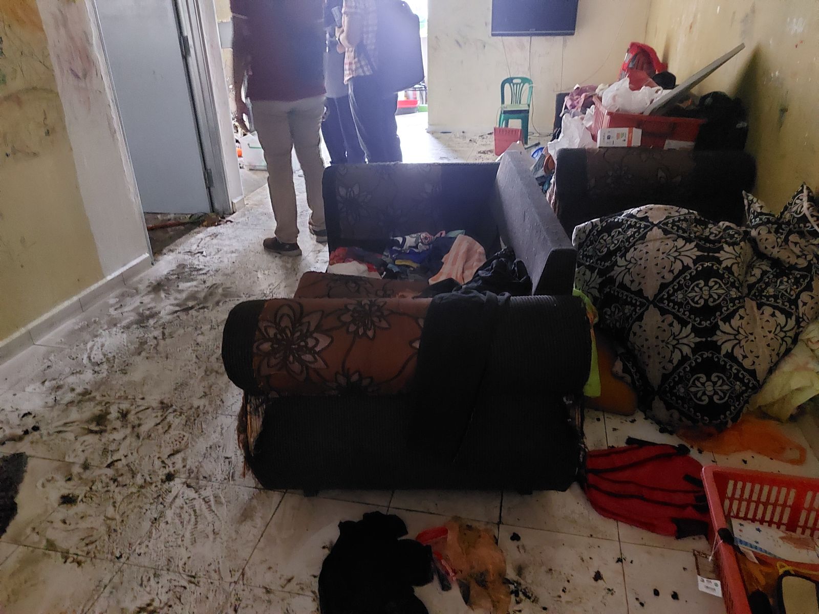 (古城第二版主文)两名住在两隔壁的单亲妈妈在斋戒月遭大火光顾,痛失家园