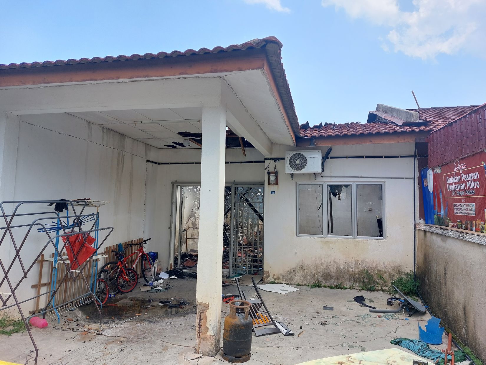(古城第二版主文)两名住在两隔壁的单亲妈妈在斋戒月遭大火光顾,痛失家园