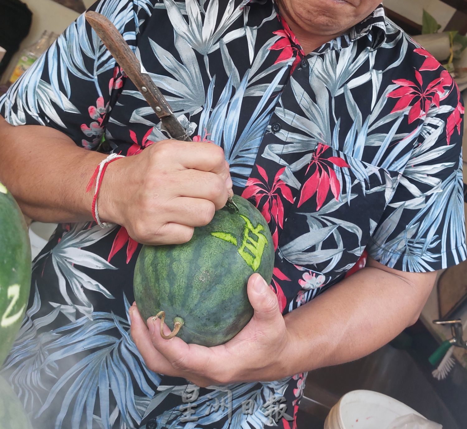 (古城第二版主文)手作的温度:雕刻西瓜