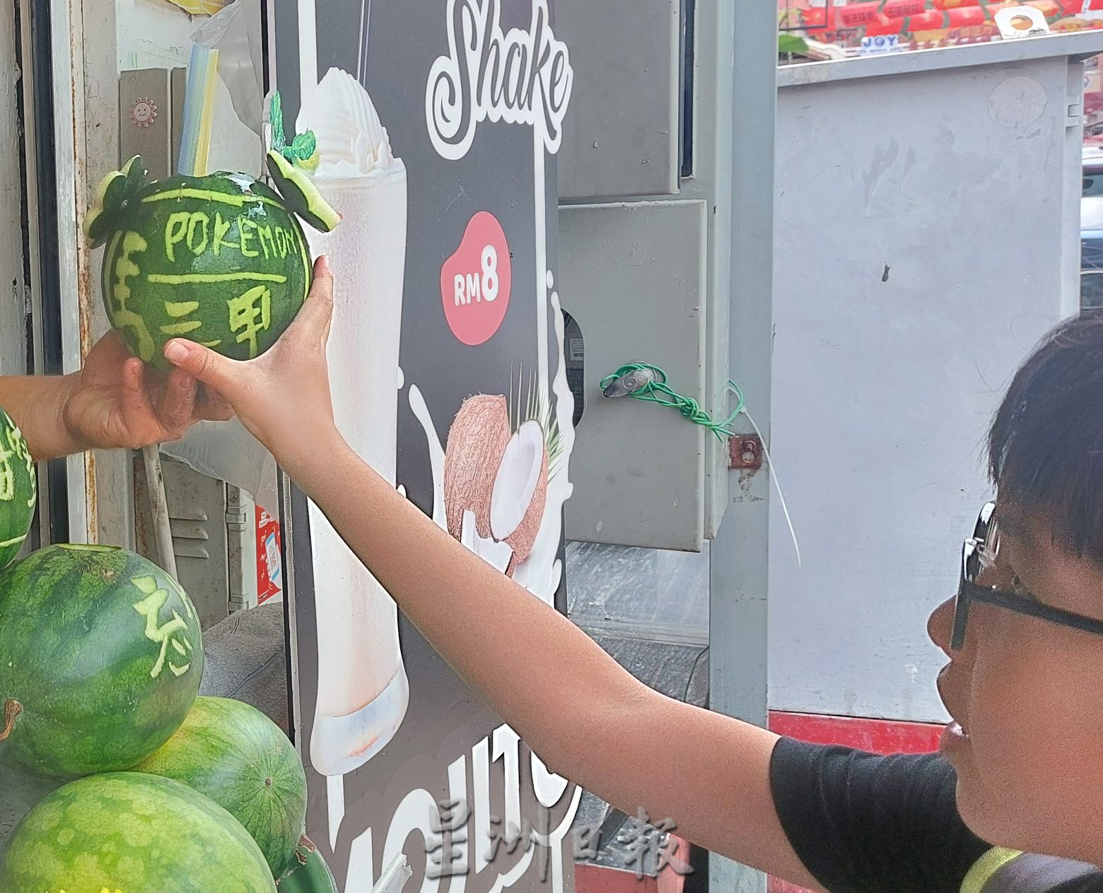 (古城第二版主文)手作的温度:雕刻西瓜