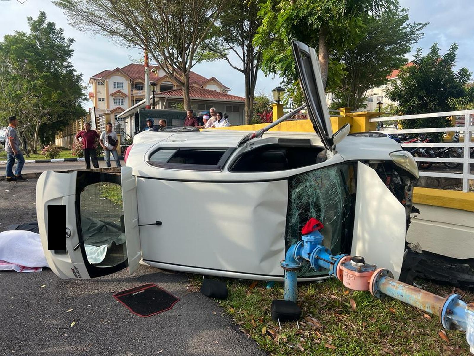 (古城第二版主文)教师到学校途中轿车失控死亡