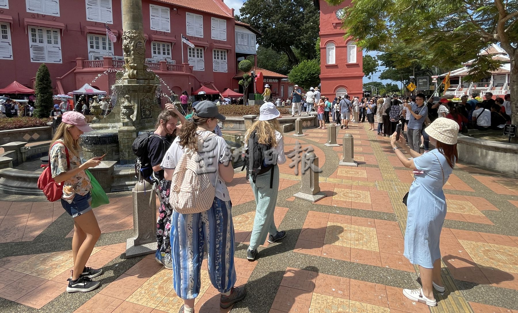 (古城第二版主文)春暖花开游客访甲·古迹区生机勃勃