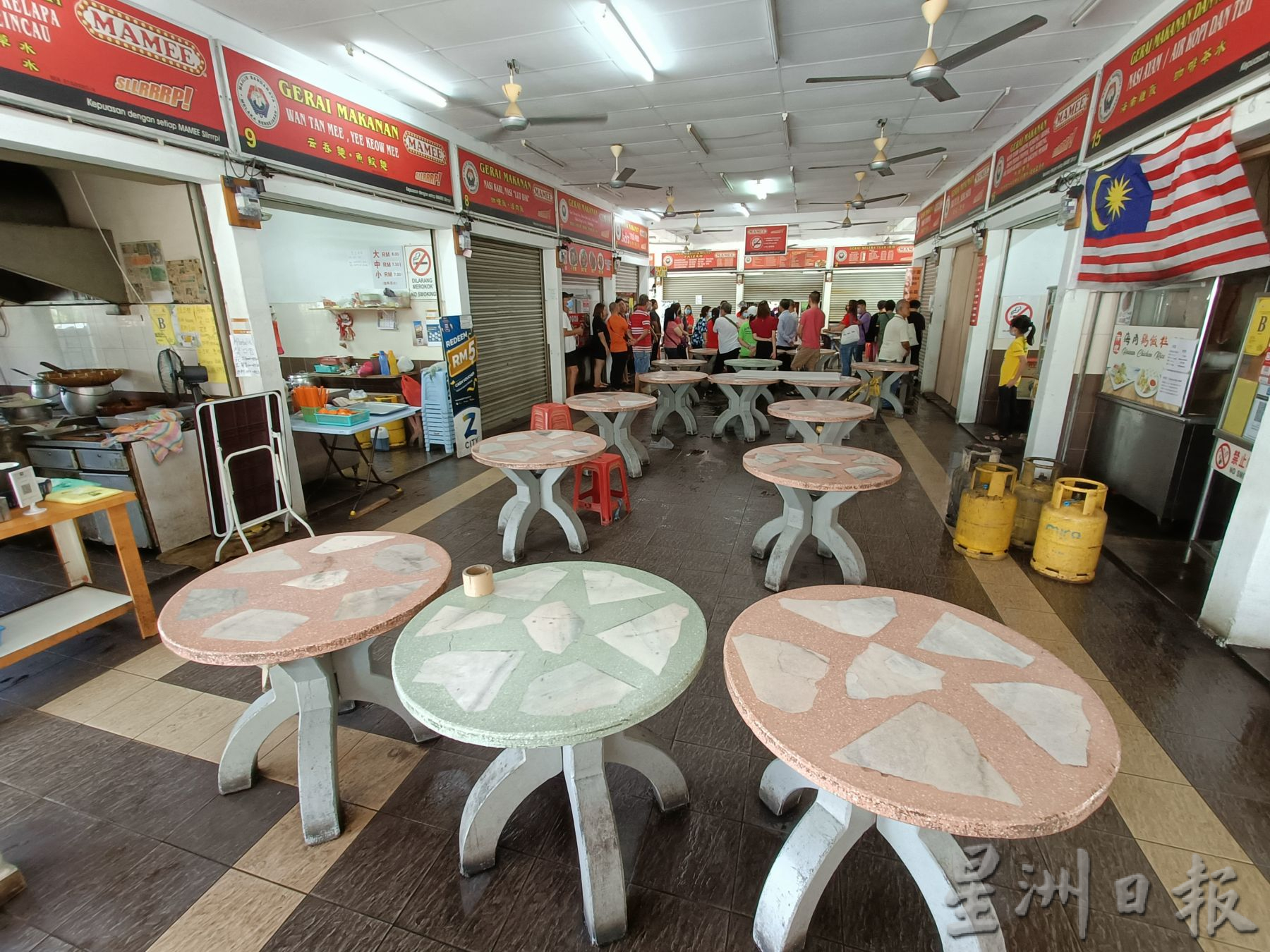 （古城第二版主文）邱培栋发援助金给敦都亚美食中心小贩