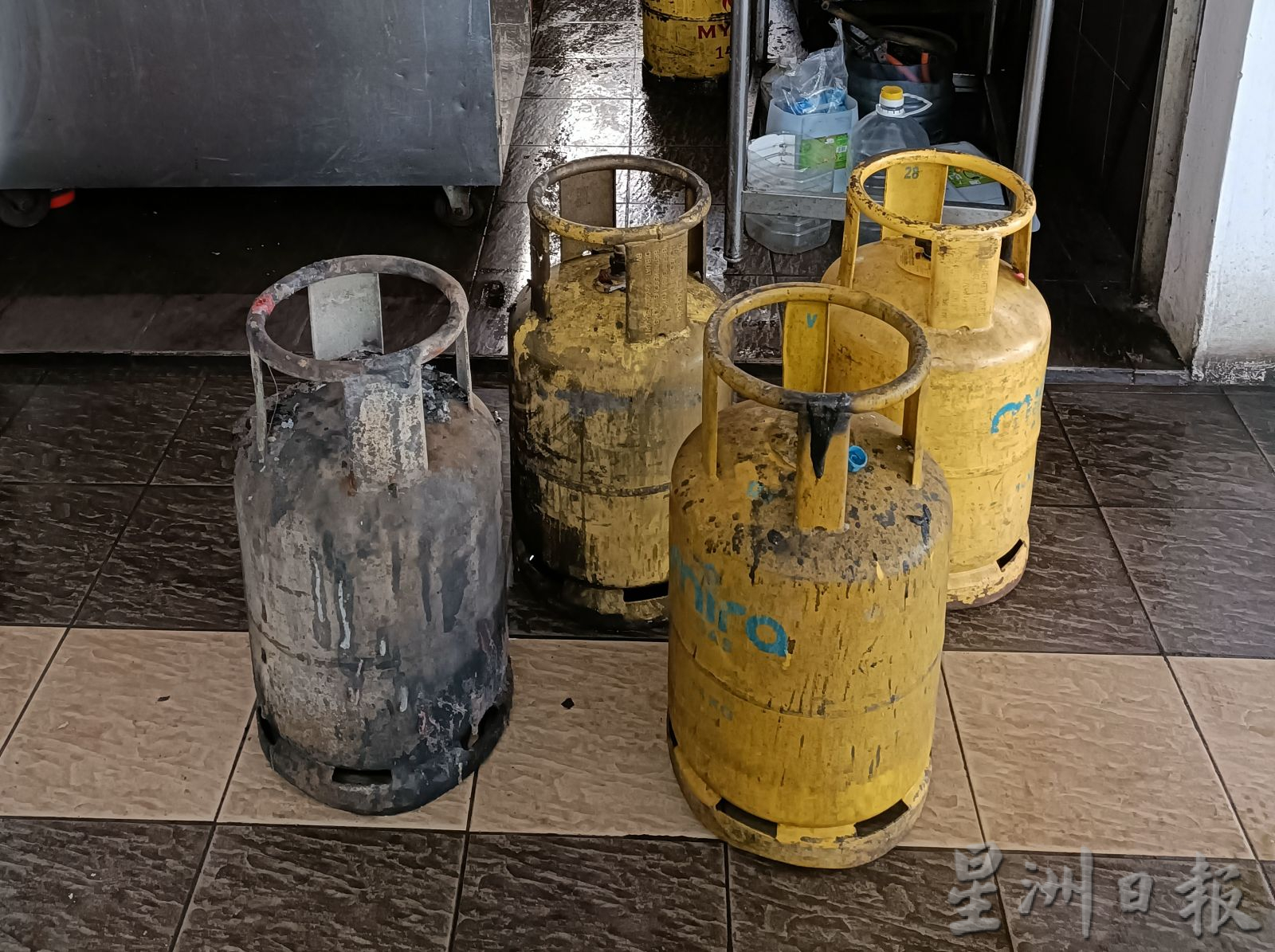 (古城第二版主文)邱培栋发援助金给敦都亚美食中心小贩