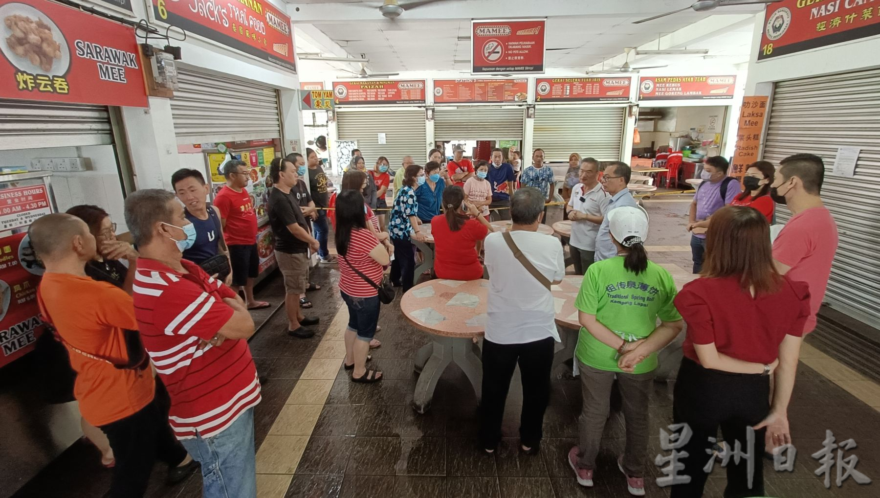 （古城第二版主文）邱培栋发援助金给敦都亚美食中心小贩