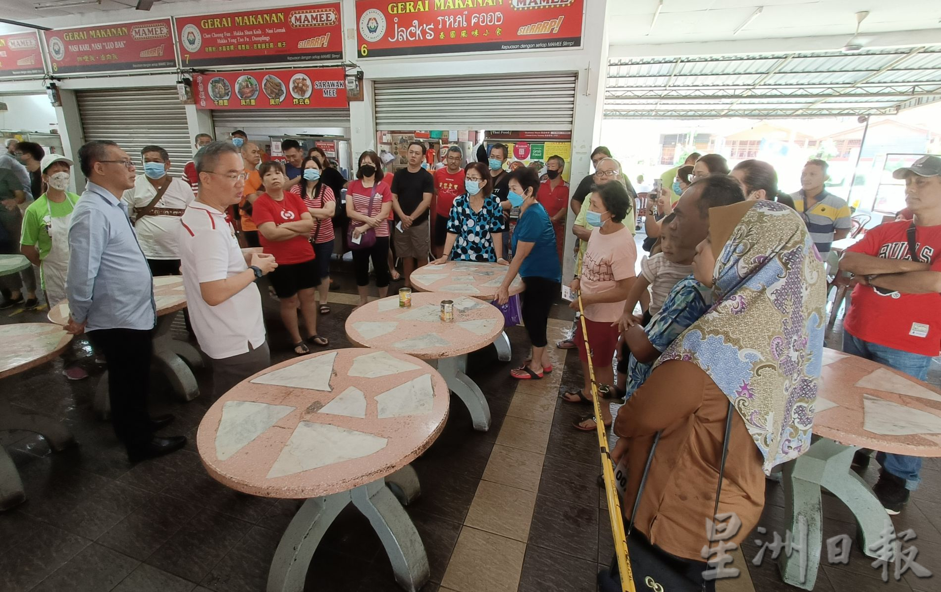 (古城第二版主文)邱培栋发援助金给敦都亚美食中心小贩