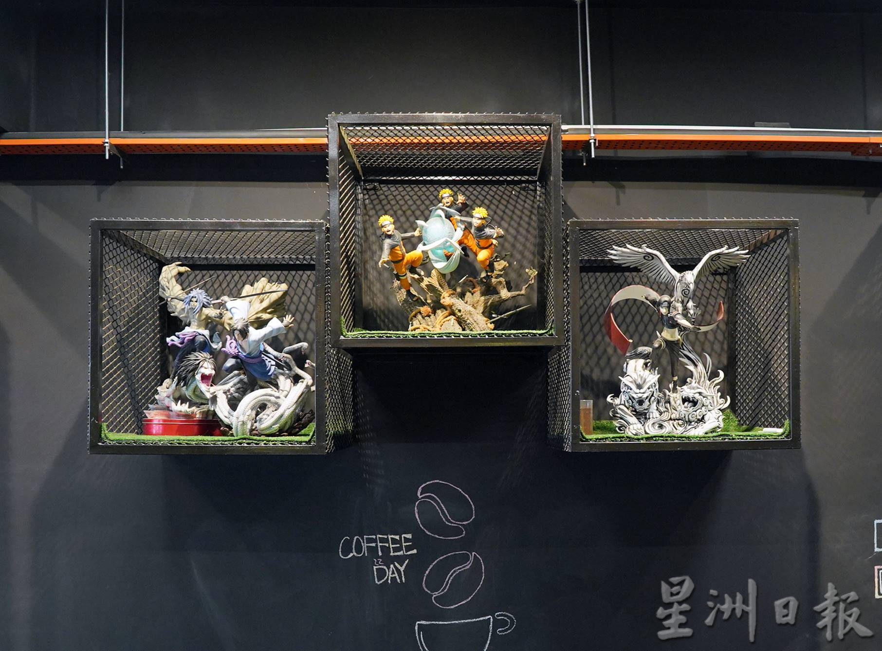 (古城第六版主文)咖啡厅摆满收藏家玩具模型,成为漫迷聚集地一同组装、展示,分享喜悦