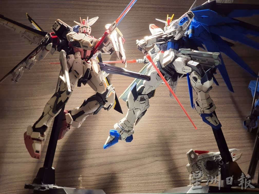 (古城第六版主文)咖啡厅摆满收藏家玩具模型,成为漫迷聚集地一同组装、展示,分享喜悦