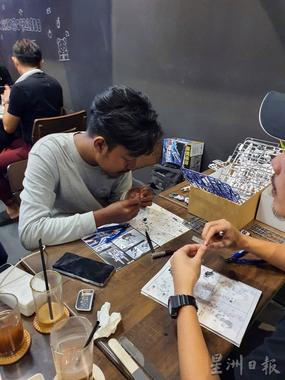 (古城第六版主文)咖啡厅摆满收藏家玩具模型,成为漫迷聚集地一同组装、展示,分享喜悦