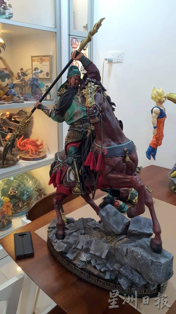 (古城第六版主文)咖啡厅摆满收藏家玩具模型,成为漫迷聚集地一同组装、展示,分享喜悦