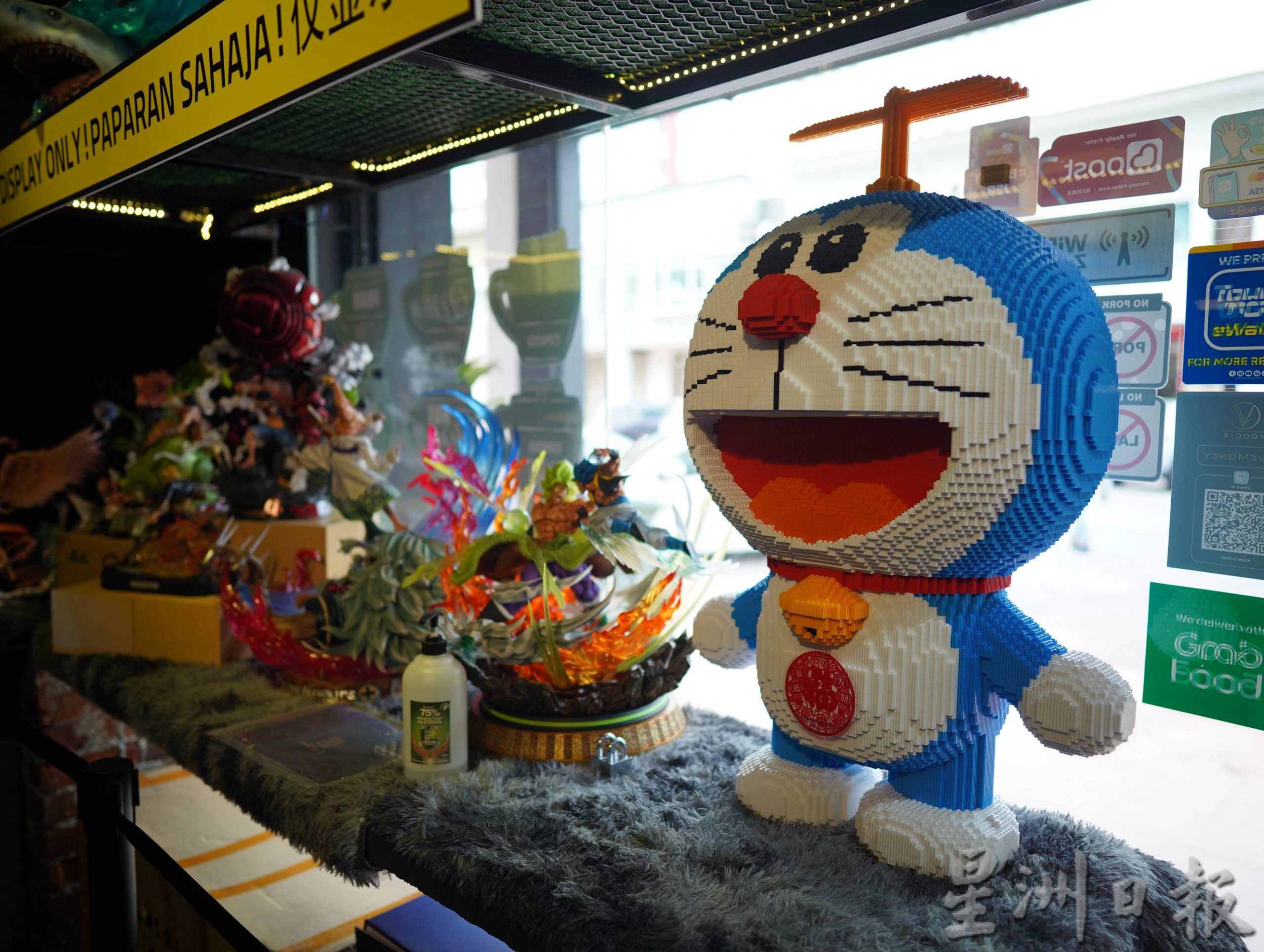 (古城第六版主文)咖啡厅摆满收藏家玩具模型,成为漫迷聚集地一同组装、展示,分享喜悦