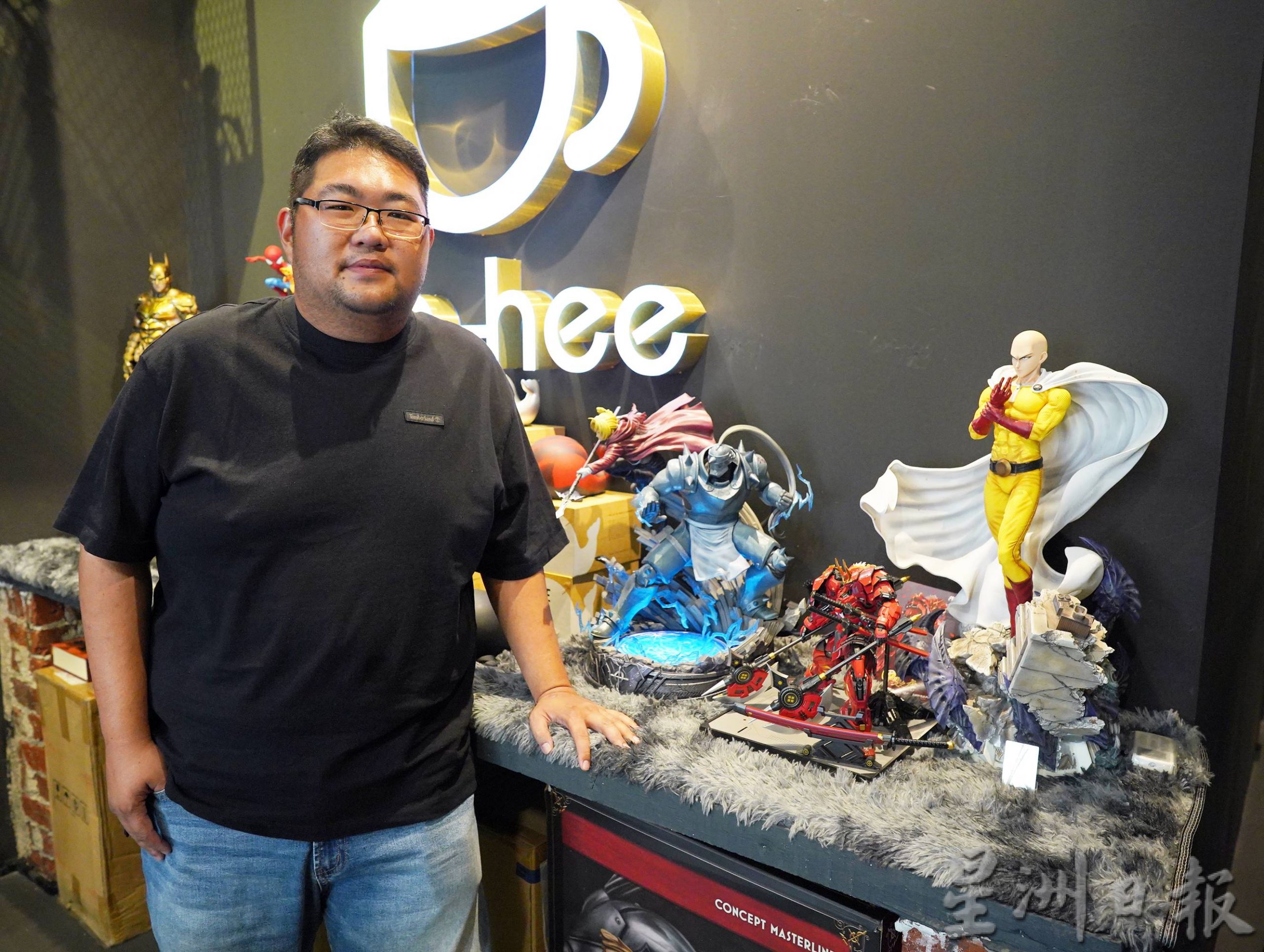 (古城第六版主文)咖啡厅摆满收藏家玩具模型,成为漫迷聚集地一同组装、展示,分享喜悦