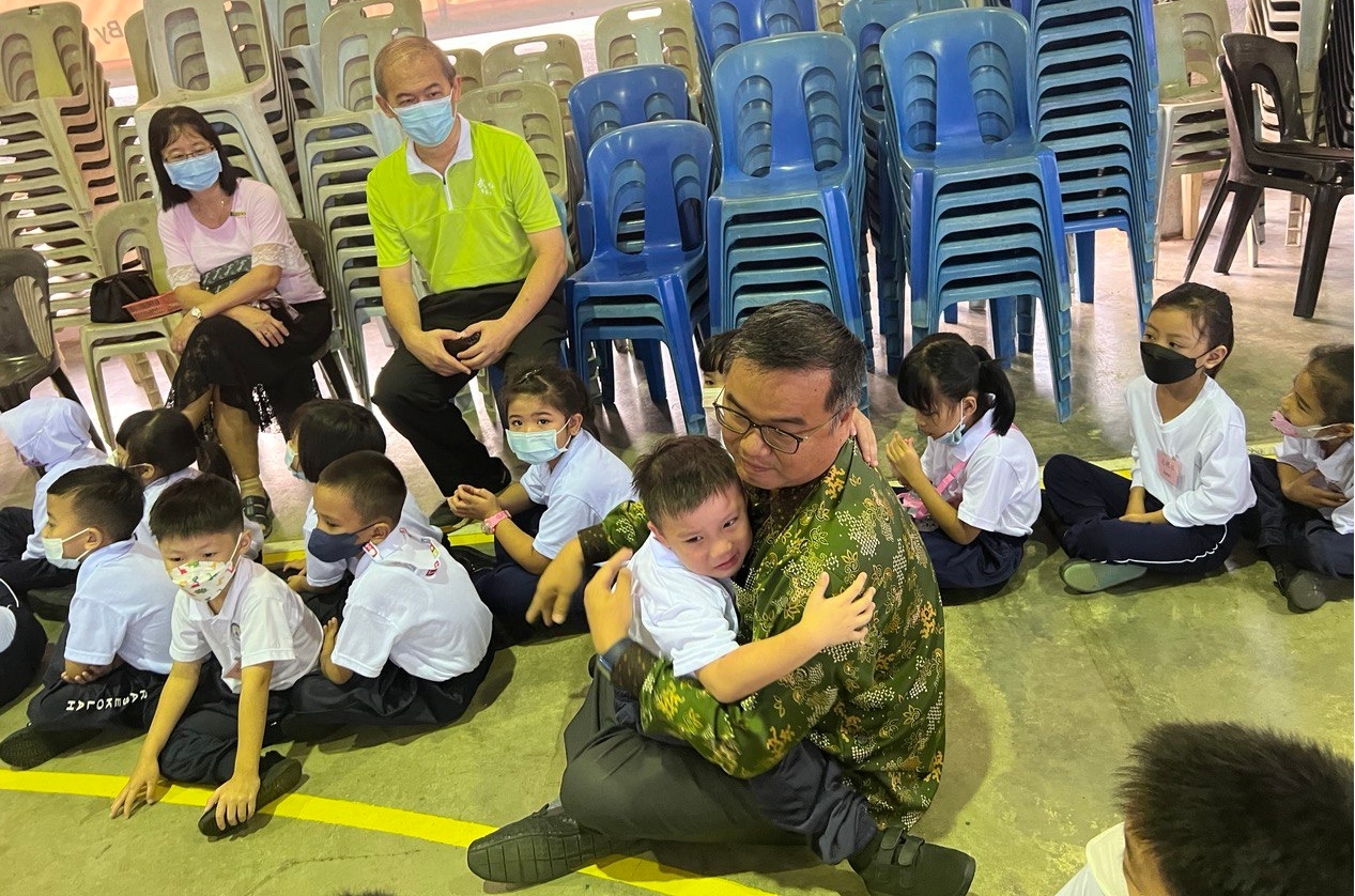 (古城第六版主文)恐龙”和“长颈鹿”欢迎武吉波浪华小生开学
