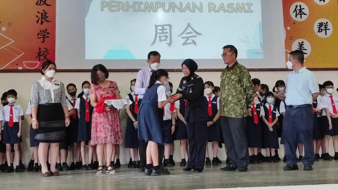 (古城第六版主文)恐龙”和“长颈鹿”欢迎武吉波浪华小生开学