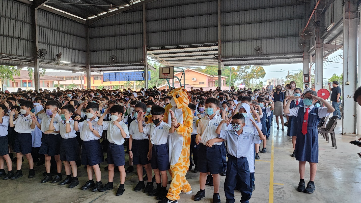 (古城第六版主文)恐龙”和“长颈鹿”欢迎武吉波浪华小生开学