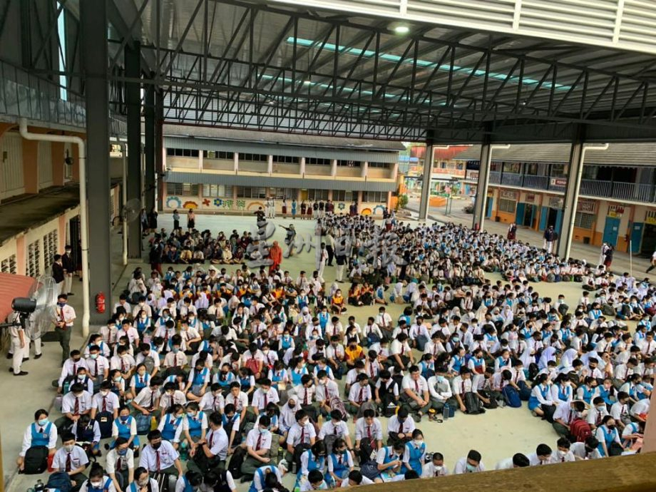 (古城第四版主文)20万令吉雅佳美浪中学礼堂竣工,师生无慎日晒雨淋安心上周会及各活动