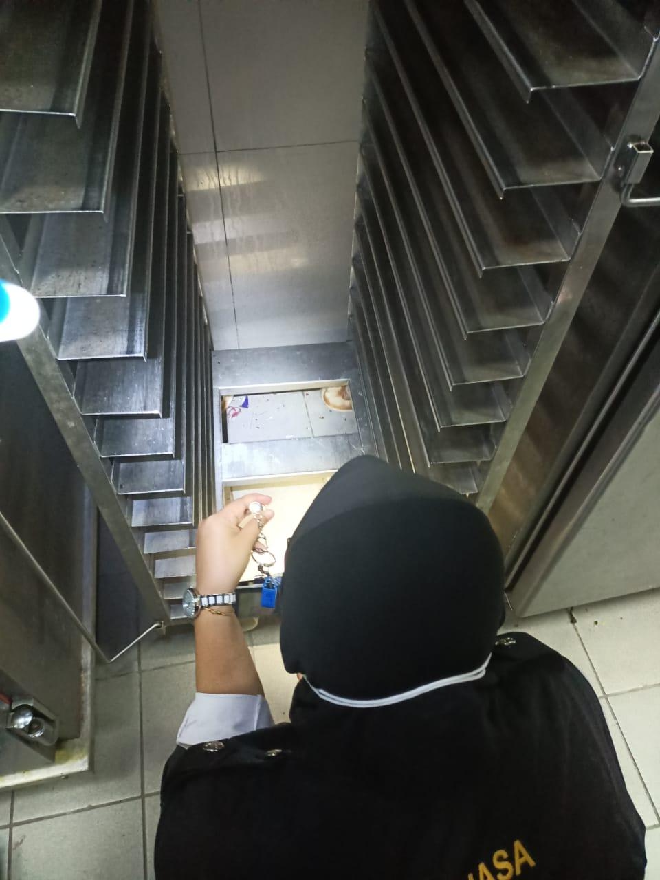 (古城第四版主文)厨房肮脏有鼠粪·2酒店餐厅接关闭令