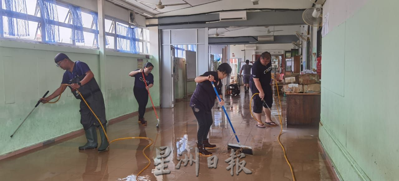 （古城第四版主文）甲马华志工团志工和马接翁武义务消毒团队为柔佛水灾灾黎清洗家园