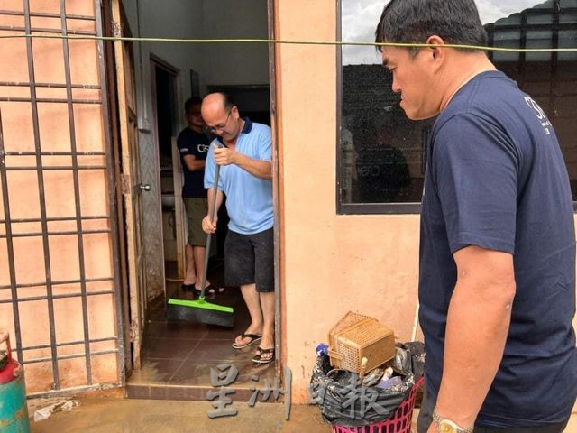 （古城第四版主文）甲马华志工团志工和马接翁武义务消毒团队为柔佛水灾灾黎清洗家园