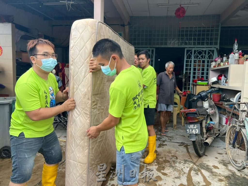 （古城第四版主文）甲马华志工团志工和马接翁武义务消毒团队为柔佛水灾灾黎清洗家园