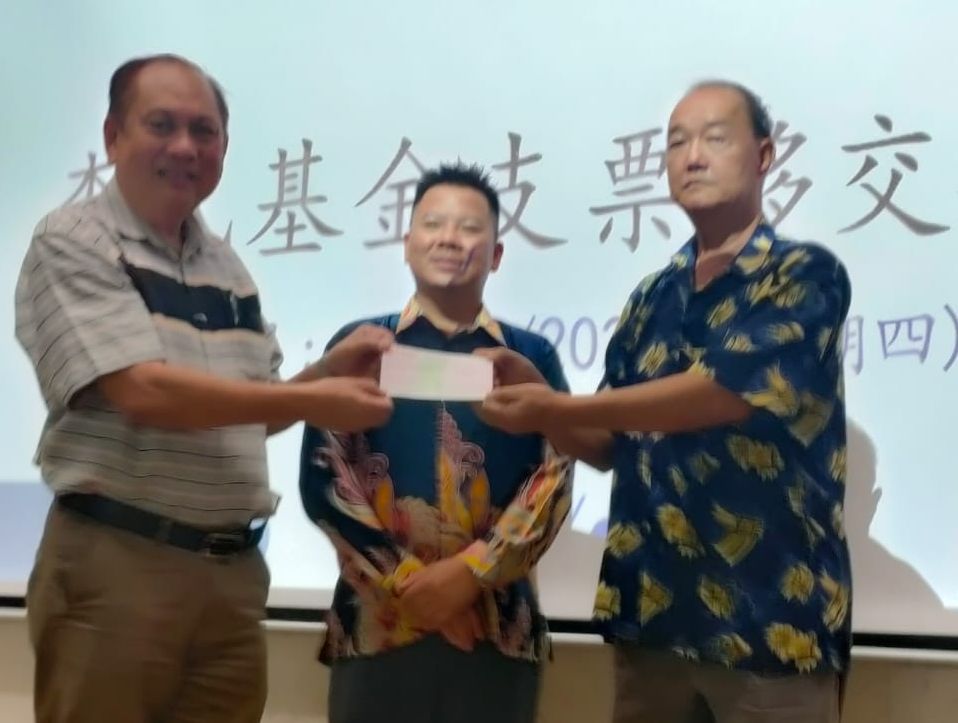 (古城第四版主文)移交10万令吉予中华学校