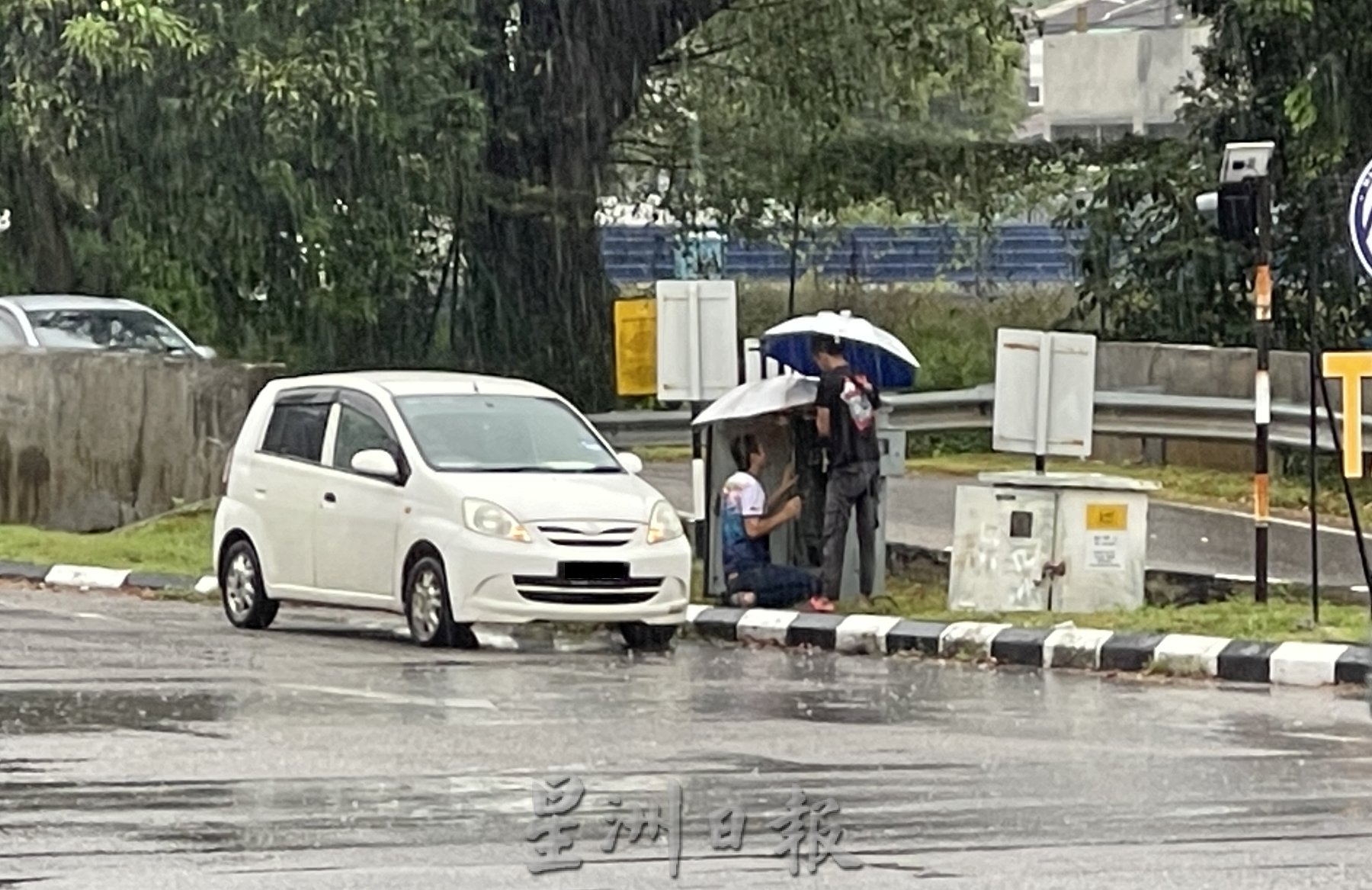 （古城第四版主文）默迪卡花园交通灯失灵·车子争道险象环生