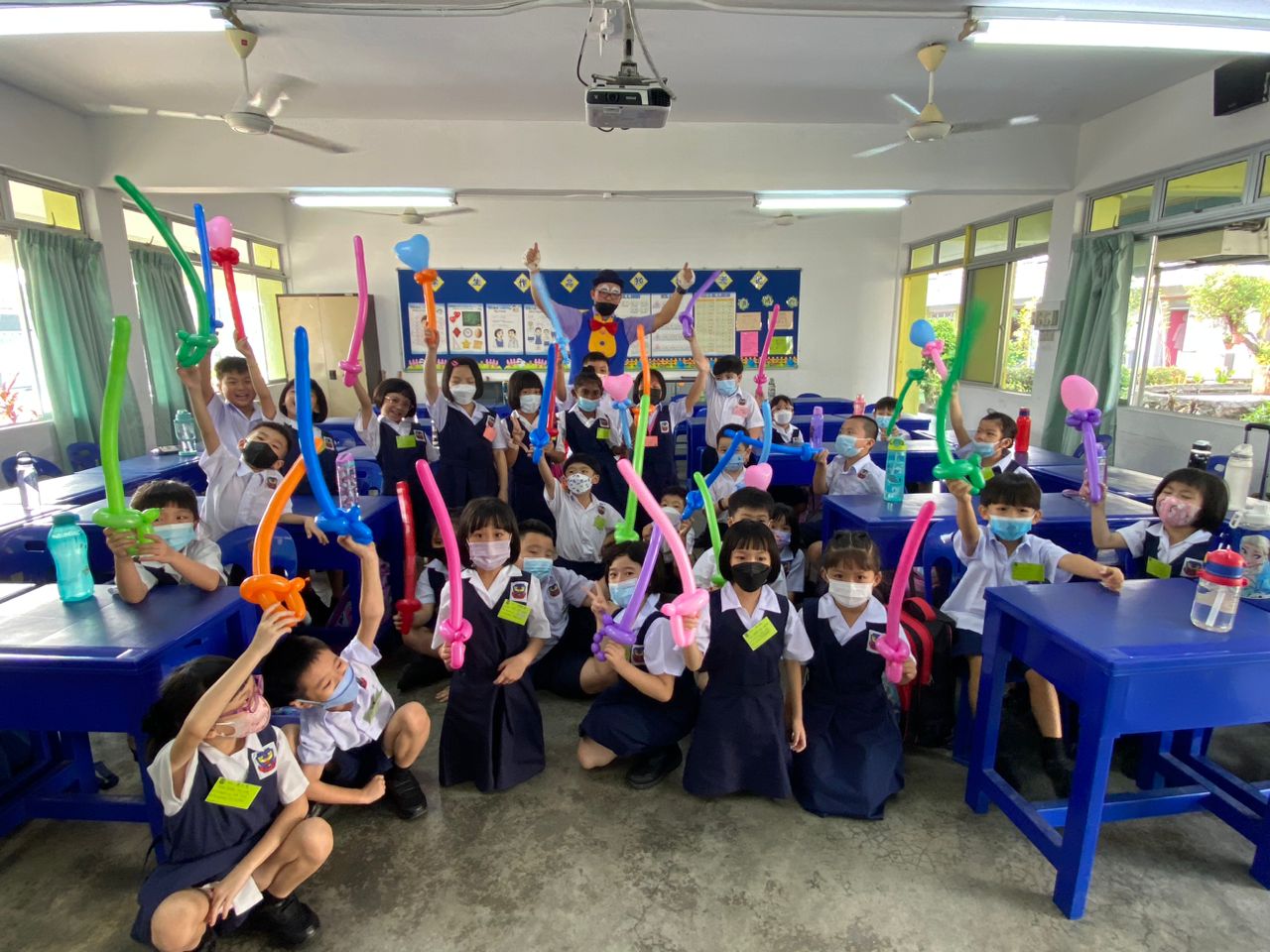 (大北马 )中华三校安排小丑迎接新生,校园充满欢乐。