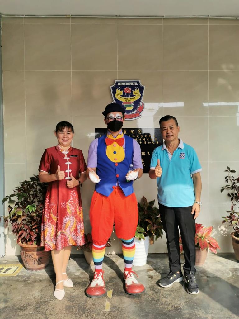 (大北马 )中华三校安排小丑迎接新生,校园充满欢乐。