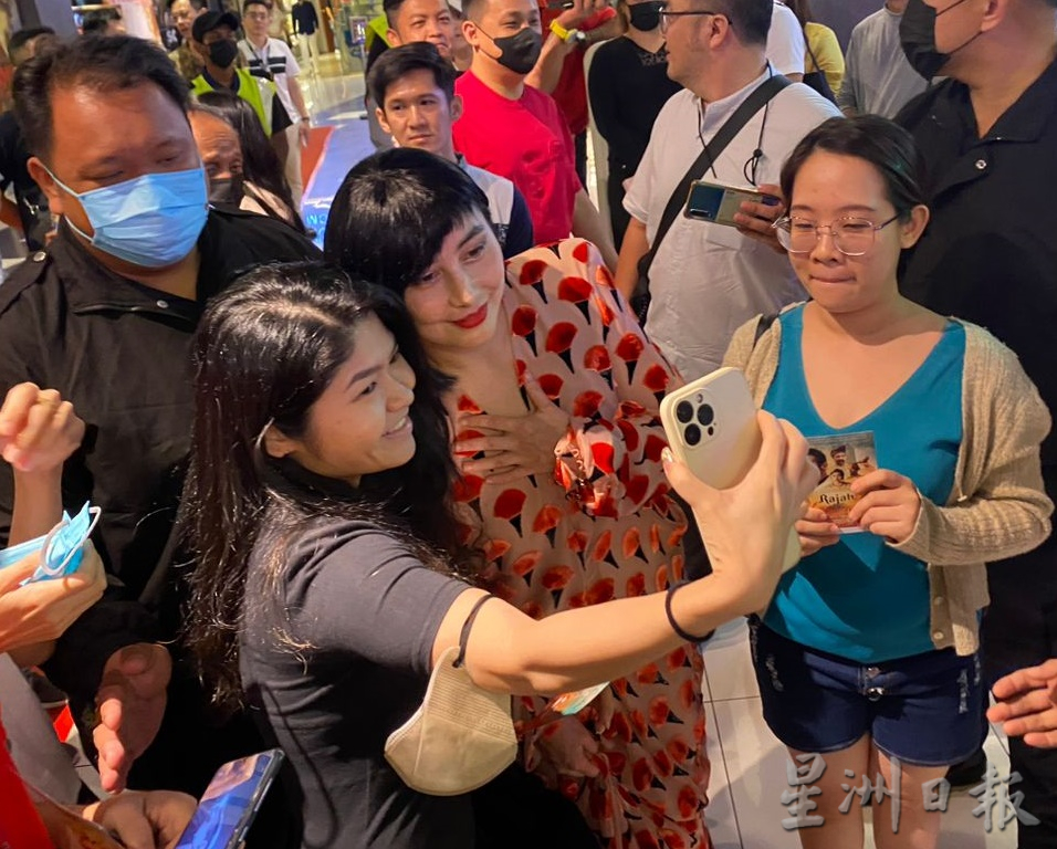 《Rajah》（砂拉越王公拉惹）监制兼演员何超仪与制片人美加戏院会见影迷。