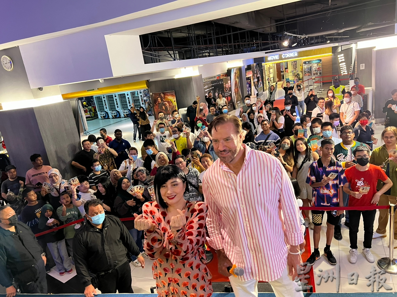 《Rajah》（砂拉越王公拉惹）监制兼演员何超仪与制片人美加戏院会见影迷。