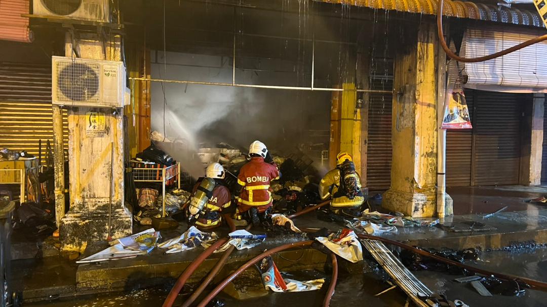 (大北马)双层店屋起火,一家三口即时逃生