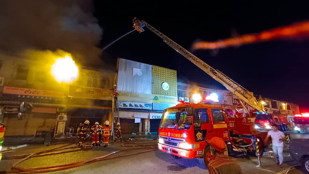 (大北马)双层店屋起火,一家三口即时逃生