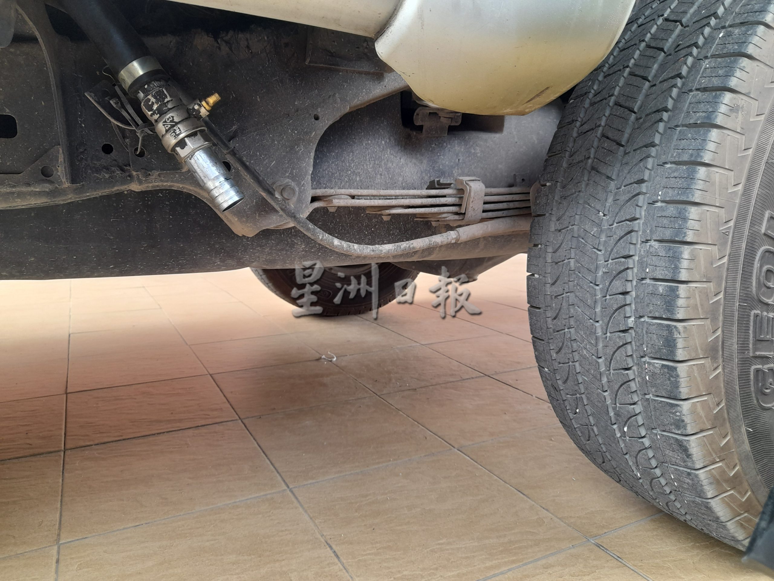 (大北马)安装暗格走私柴油 6外国车遭关税局识破