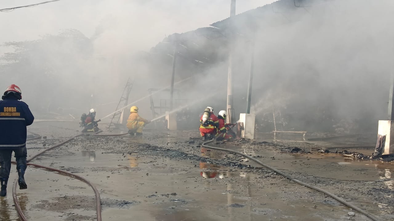 (大北马)工厂仓库火灾,消防水槽车救援途中遇车祸!