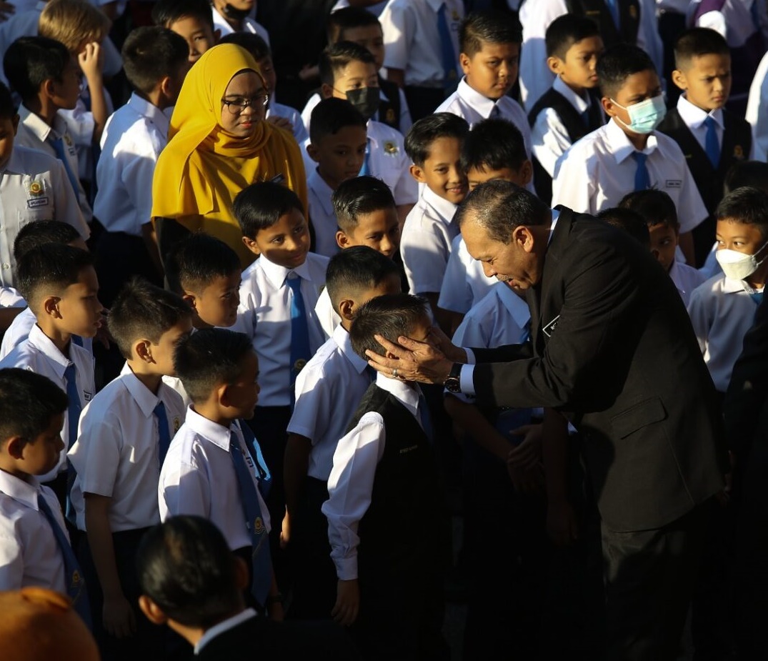 +（大北马）新学年开课首日，吉打州迎来33万4426名学生，到752所中小学报到。