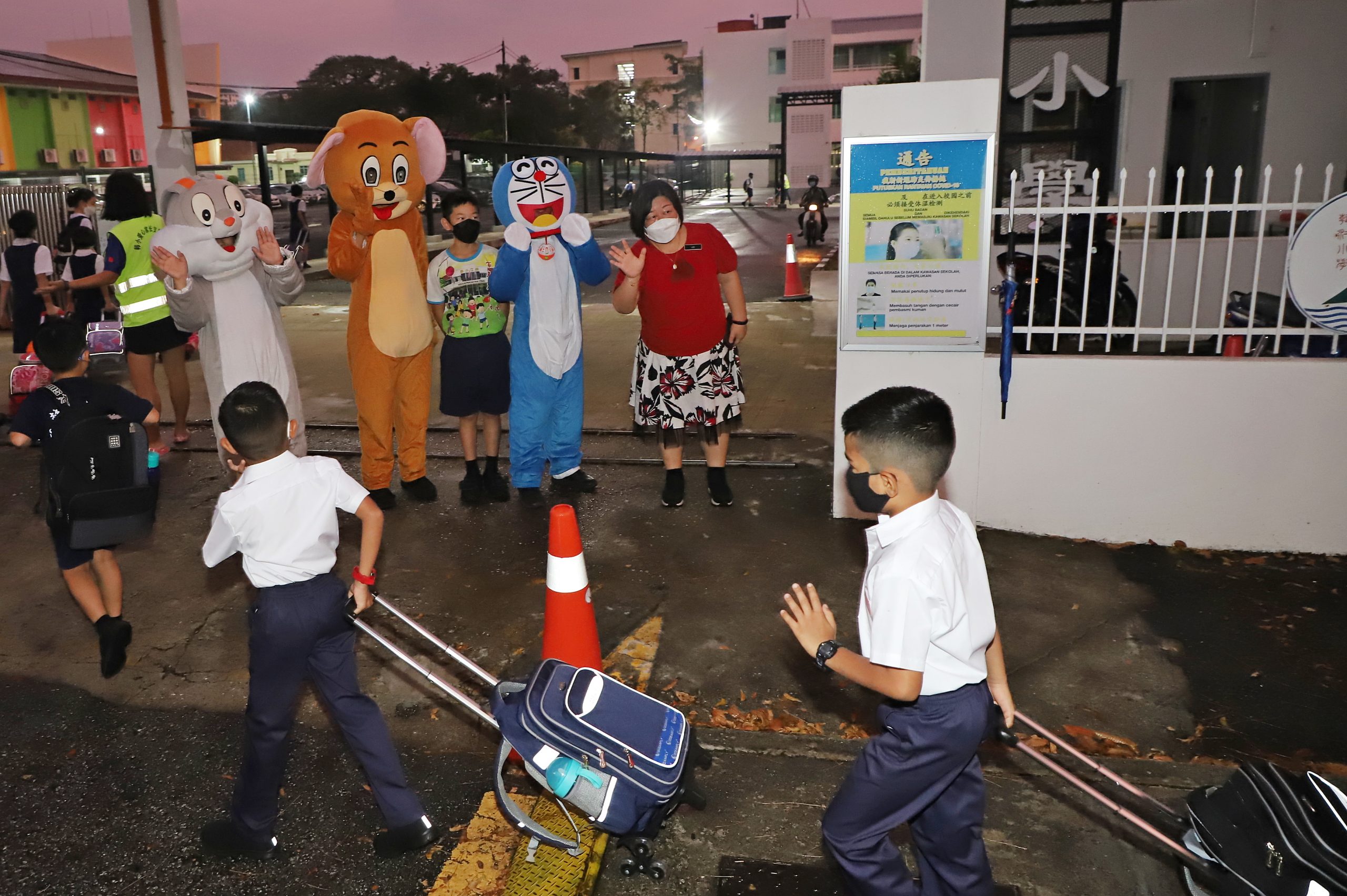 （大北马）槟州教育局局长阿都拉昔化身为“欢乐学习”代言人