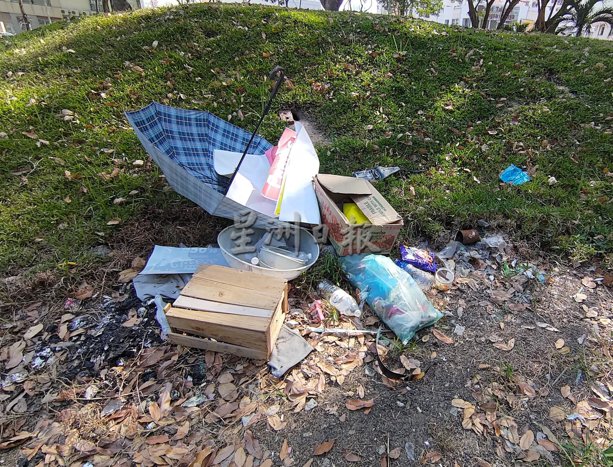 疑霸占百年坟墓当家,妇女放雨伞晾衣服