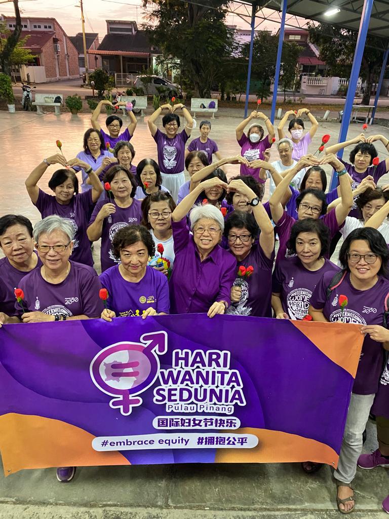 赠咖啡券玫瑰庆妇女节 章瑛:公平竞争实现性别平等