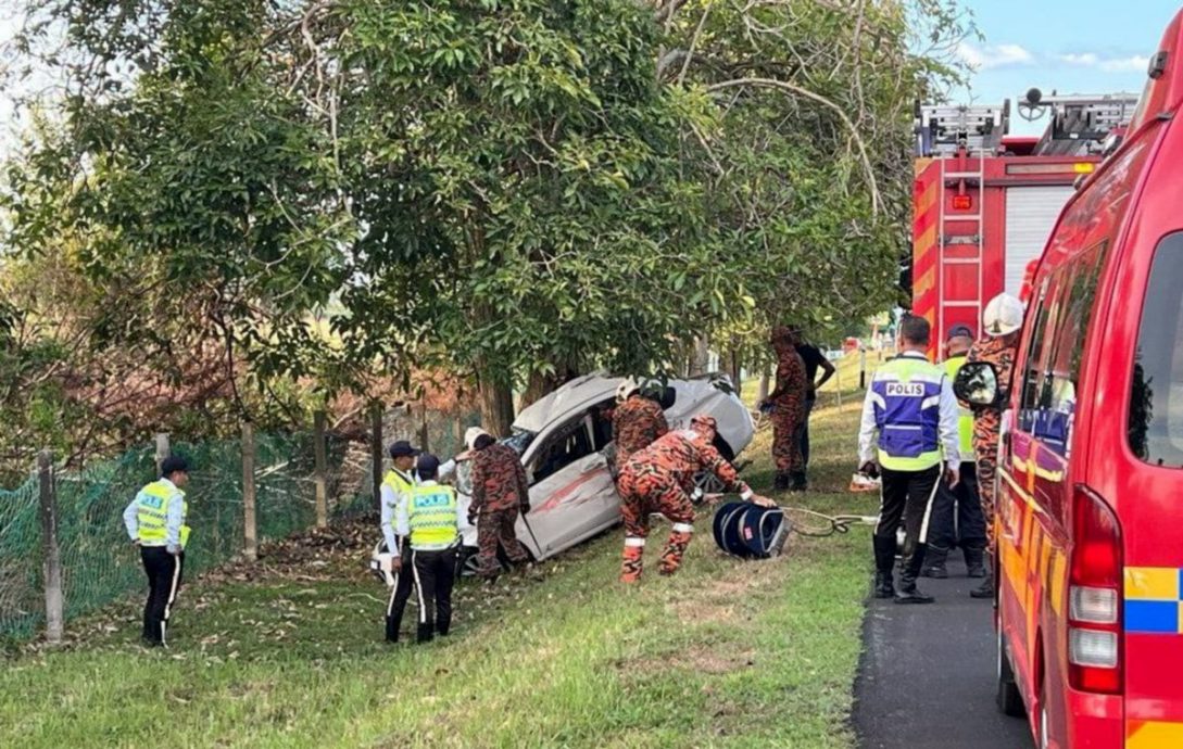 (大北马)罗里爆胎酿车祸,夫妻夹闭车内!