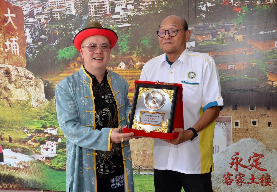 (大北马)闻名国际的风水艺术家云龙子回到米都家乡祭祖,并拜访吉打永大会馆。