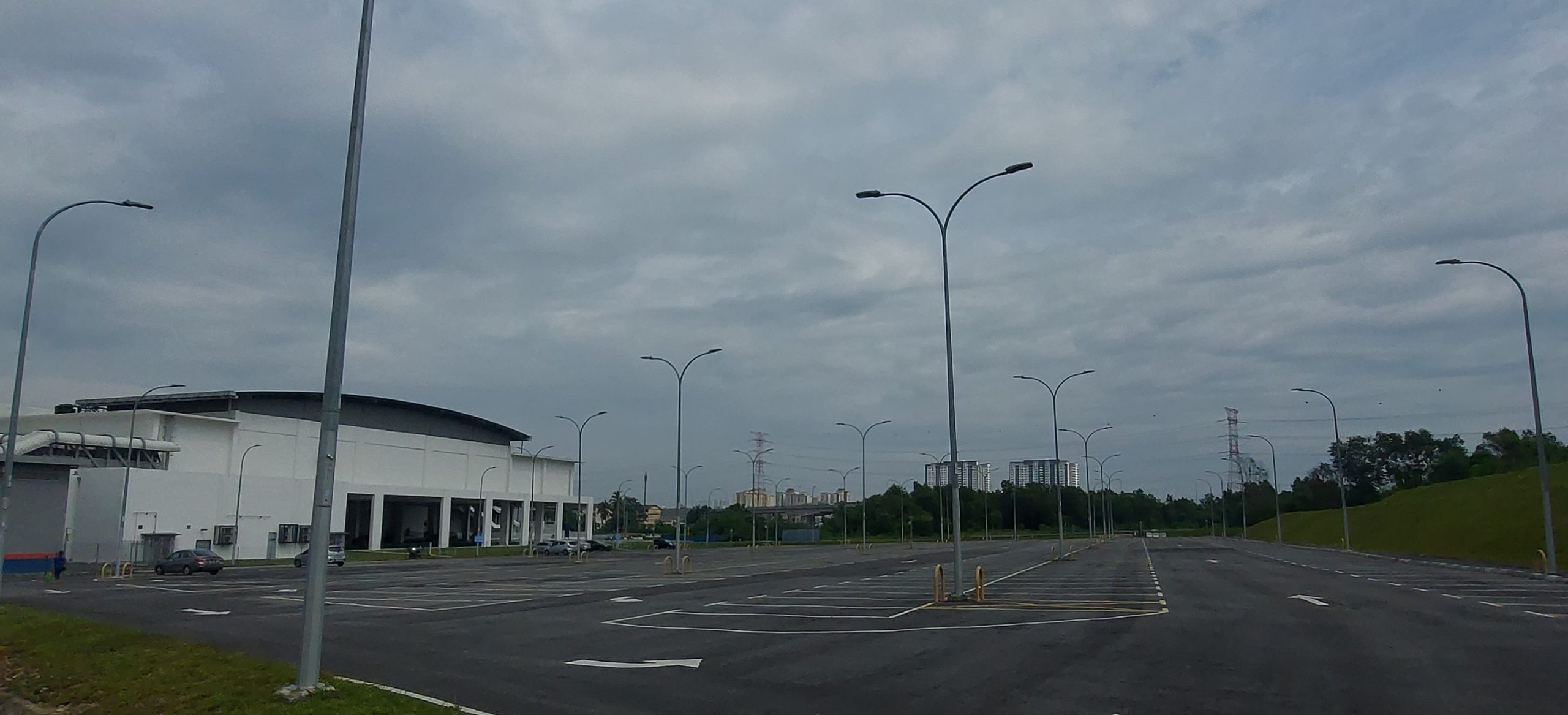 （封面）大都会／加影2电动火车站今启用，反应冷淡乘客廖廖可数／6图