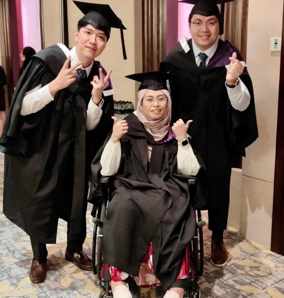 (已签发)全国:暖势力:昏后醒来全身插管瘫病床 狮城女子抱重病苦读终考获学士