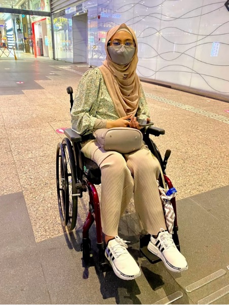 (已签发)全国:暖势力:昏后醒来全身插管瘫病床 狮城女子抱重病苦读终考获学士