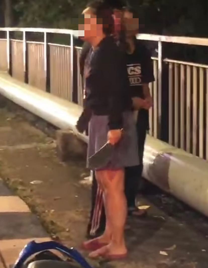 (已签发)柔:不堪生活压力欲跳河轻生,持刀女子桥上痛哭