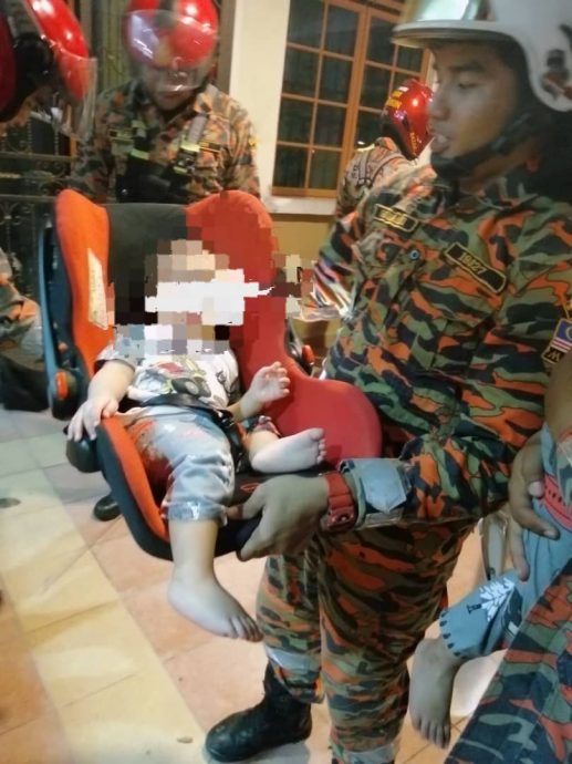 （已签发）柔：两幼童不慎反锁车内，所幸获消拯员及时救出