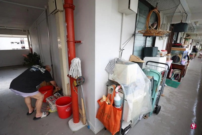 (已签发)柔:狮城二三事:6年前单位失火,八旬老汉仍不改囤积习惯