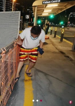 (已签发)柔:狮城二三事:义顺临时巴士车站踩空施工处空隙,女生右脚踝骨折