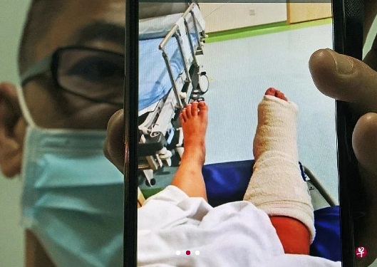 (已签发)柔:狮城二三事:义顺临时巴士车站踩空施工处空隙,女生右脚踝骨折