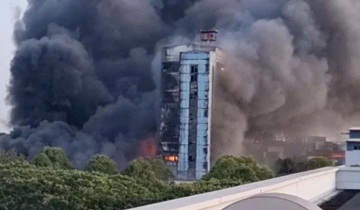 (已签发)柔:狮城二三事:大士南化工大楼狂烧2小时 2人轻伤40员工疏散