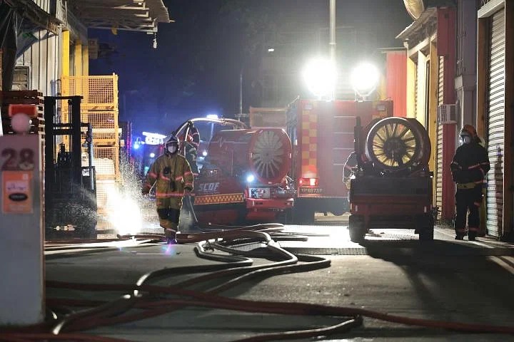 (已签发)柔:狮城二三事:大士南化工大楼狂烧2小时 2人轻伤40员工疏散
